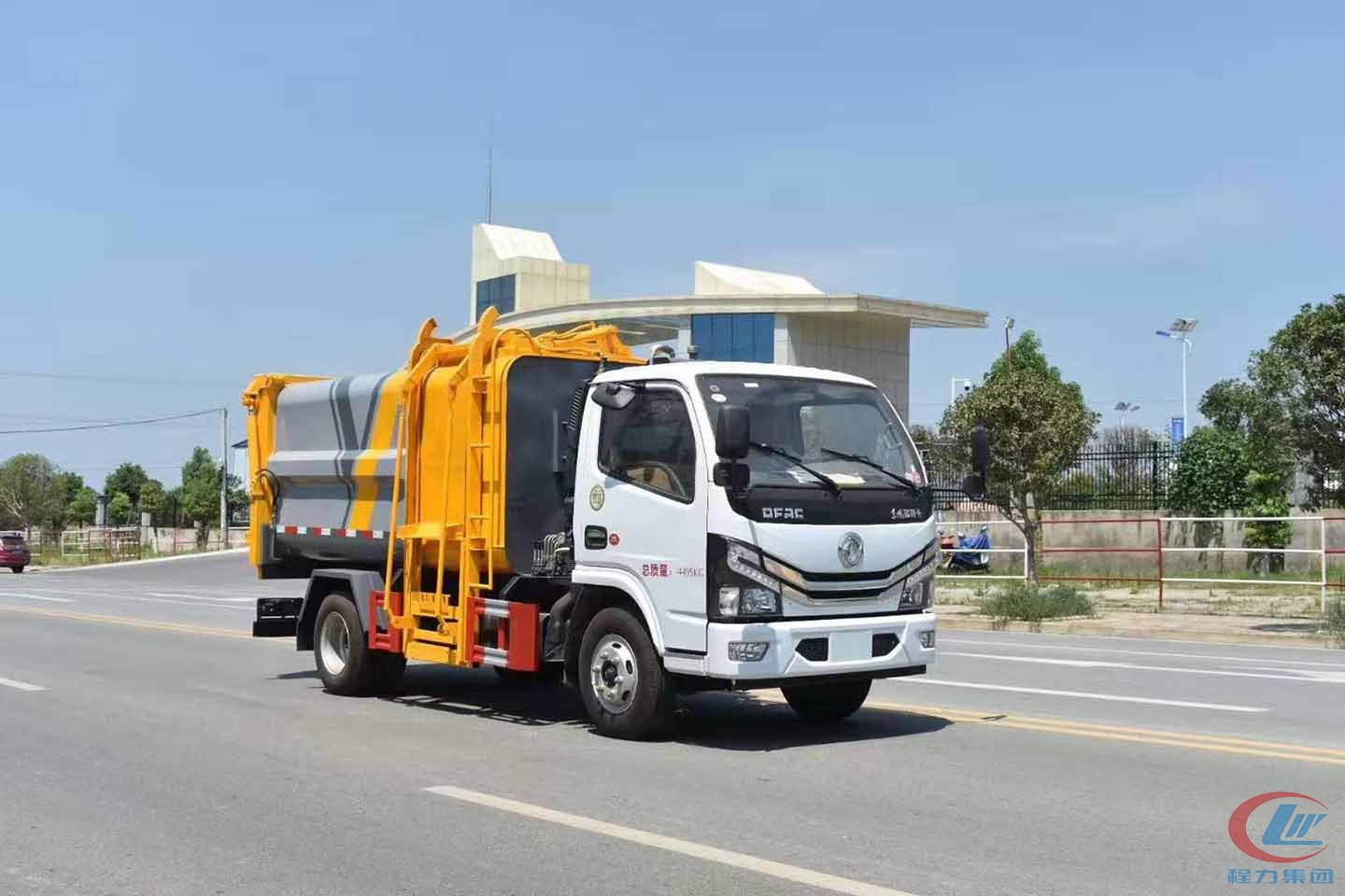 dongfeng-xiaodolica-side-load-front-view.jpg