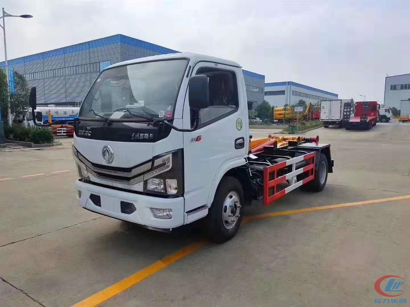 National VI Dongfeng Xiaodolica D6 Hooklift Garbage Truck Front View
