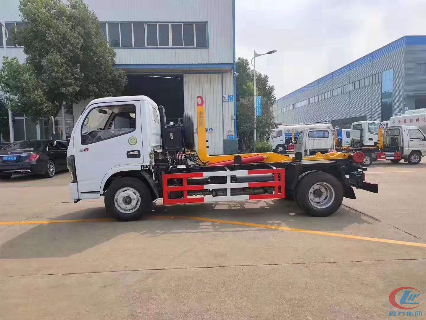 Closeup of Dongfeng Xiaodolica D6 Hydraulic Hooklift Arm