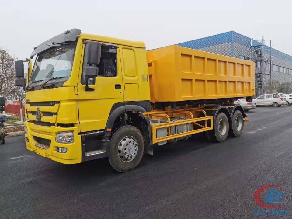 Side view of Sinotruk 20 CBM hook lift garbage truck