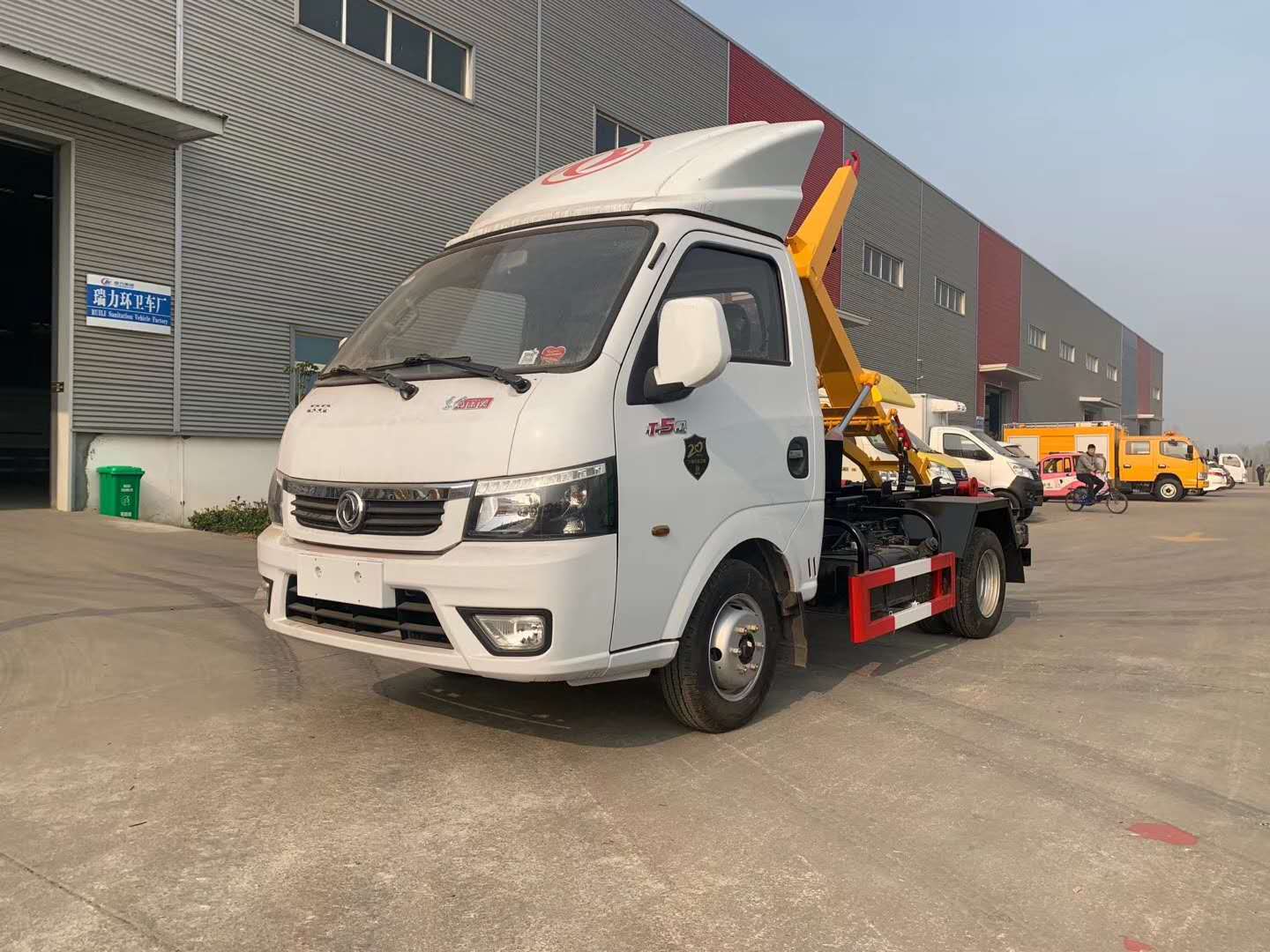 front-view-national-vi-dongfeng-yitu-hooklift-garbage-truck.jpg