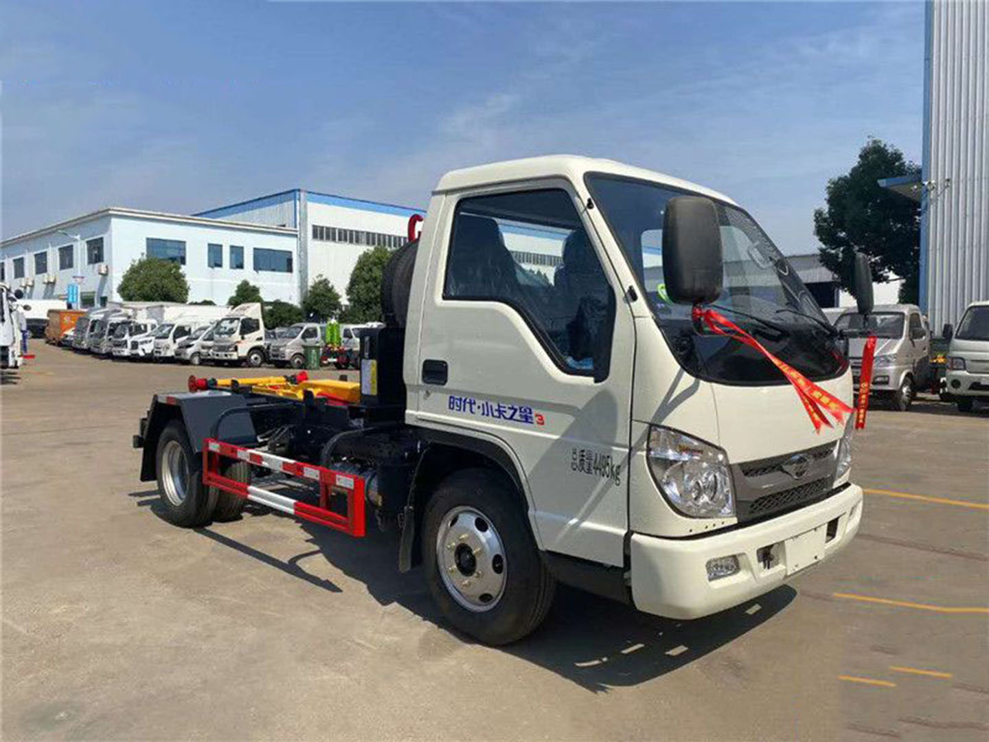 Chengli Group National VI Foton Xiaoka Zhixing 3-cubic-meter hooklift garbage truck - Side view (compact urban design, 5.2m length)