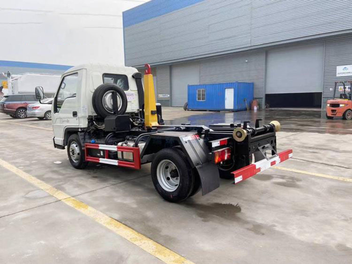 Chengli Group National VI Foton Xiaoka Zhixing 3-cubic-meter hooklift garbage truck - Hooklift mechanism detail (3m³ bin compatibility)