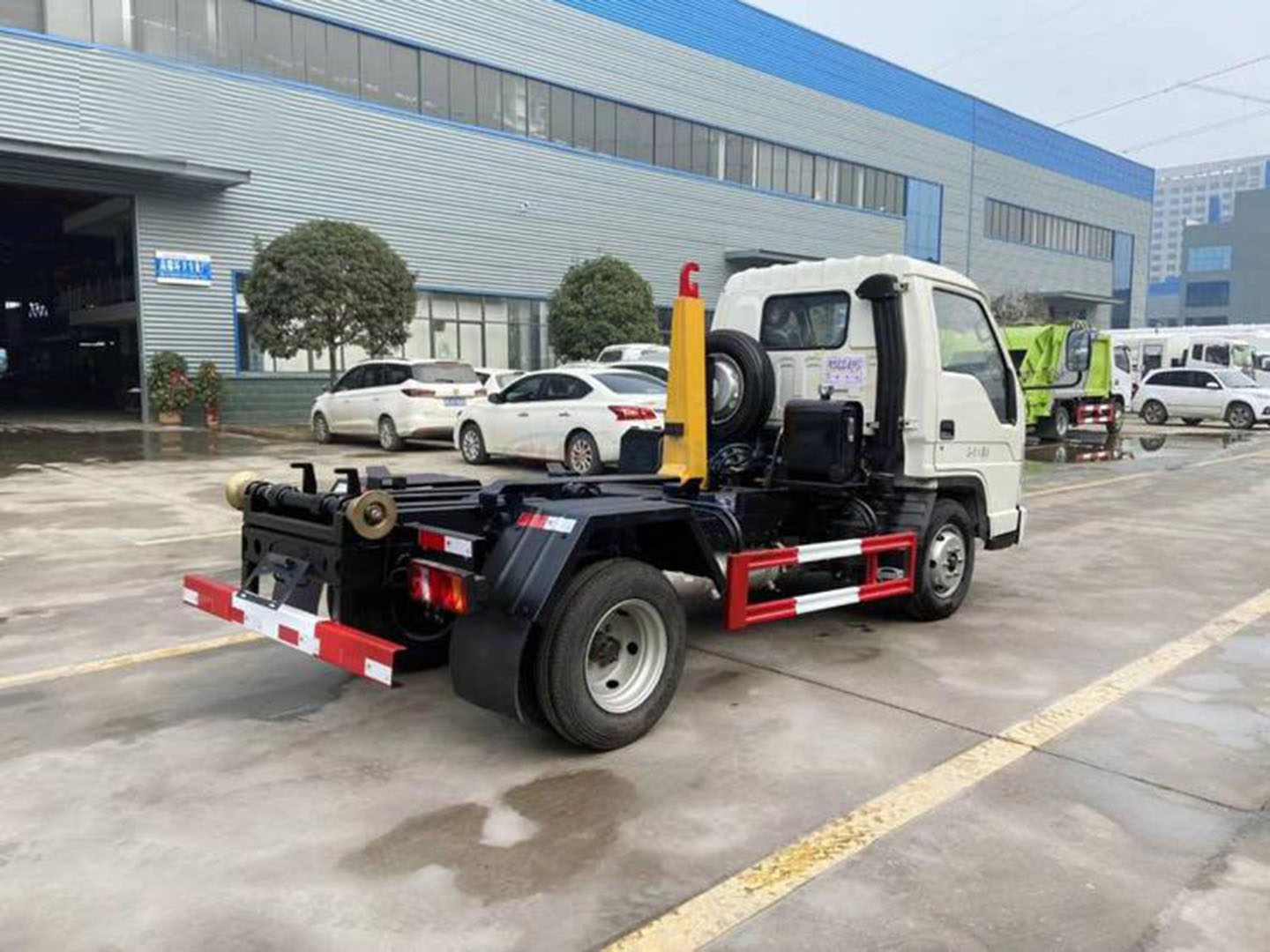Chengli Group National VI Foton Xiaoka Zhixing 3-cubic-meter hooklift garbage truck - 3m³ bin interior detail (durable steel construction)