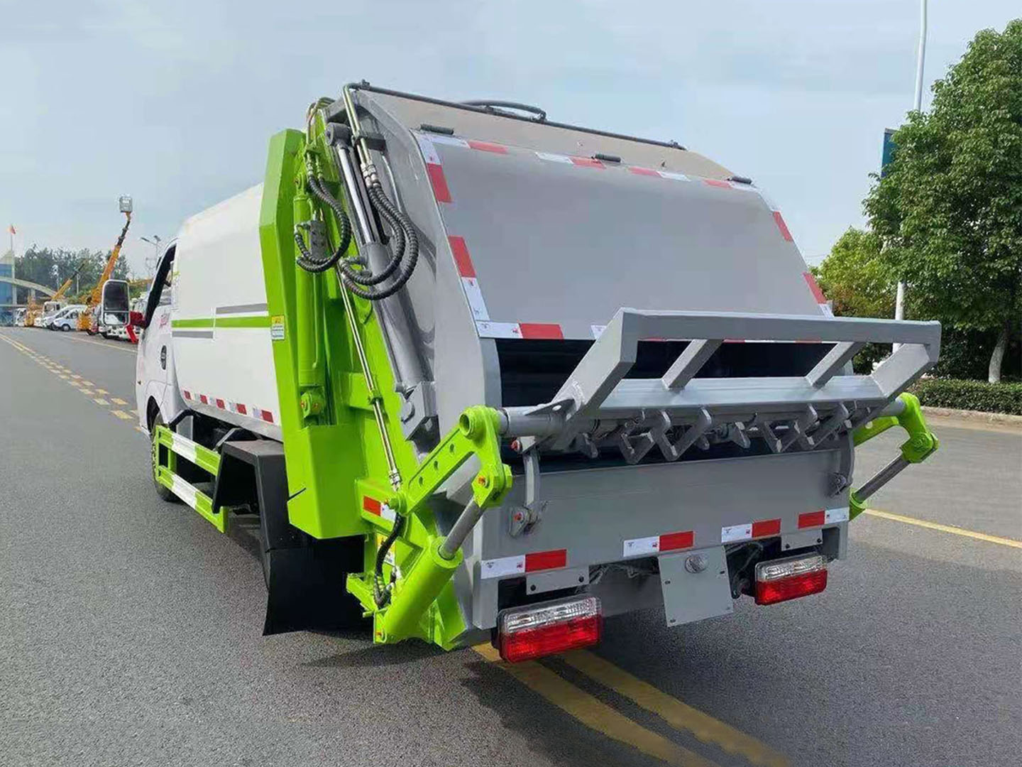 Back view of 4cbm compactor truck