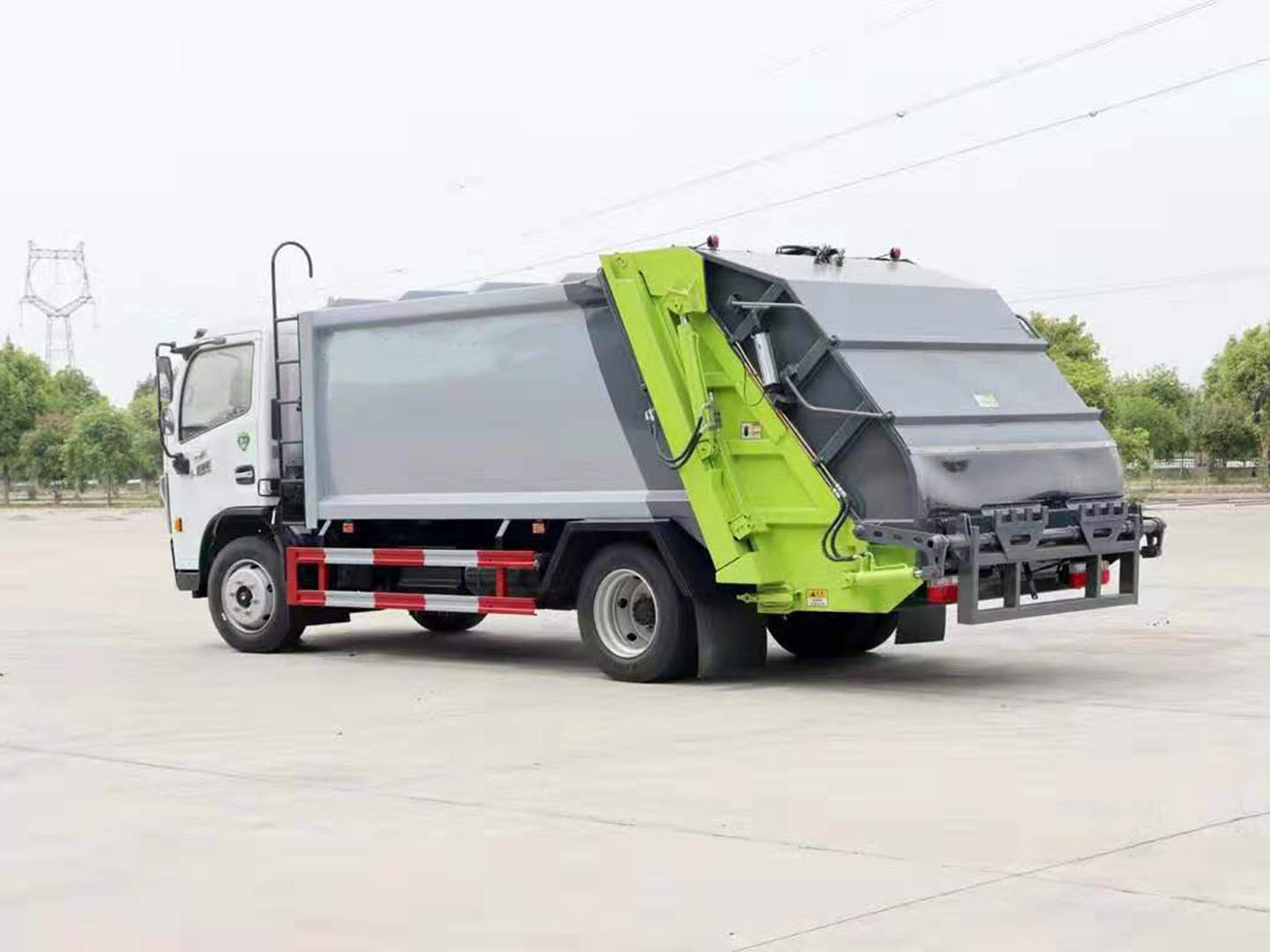 Side view of Chengli 8m3 waste compactor truck