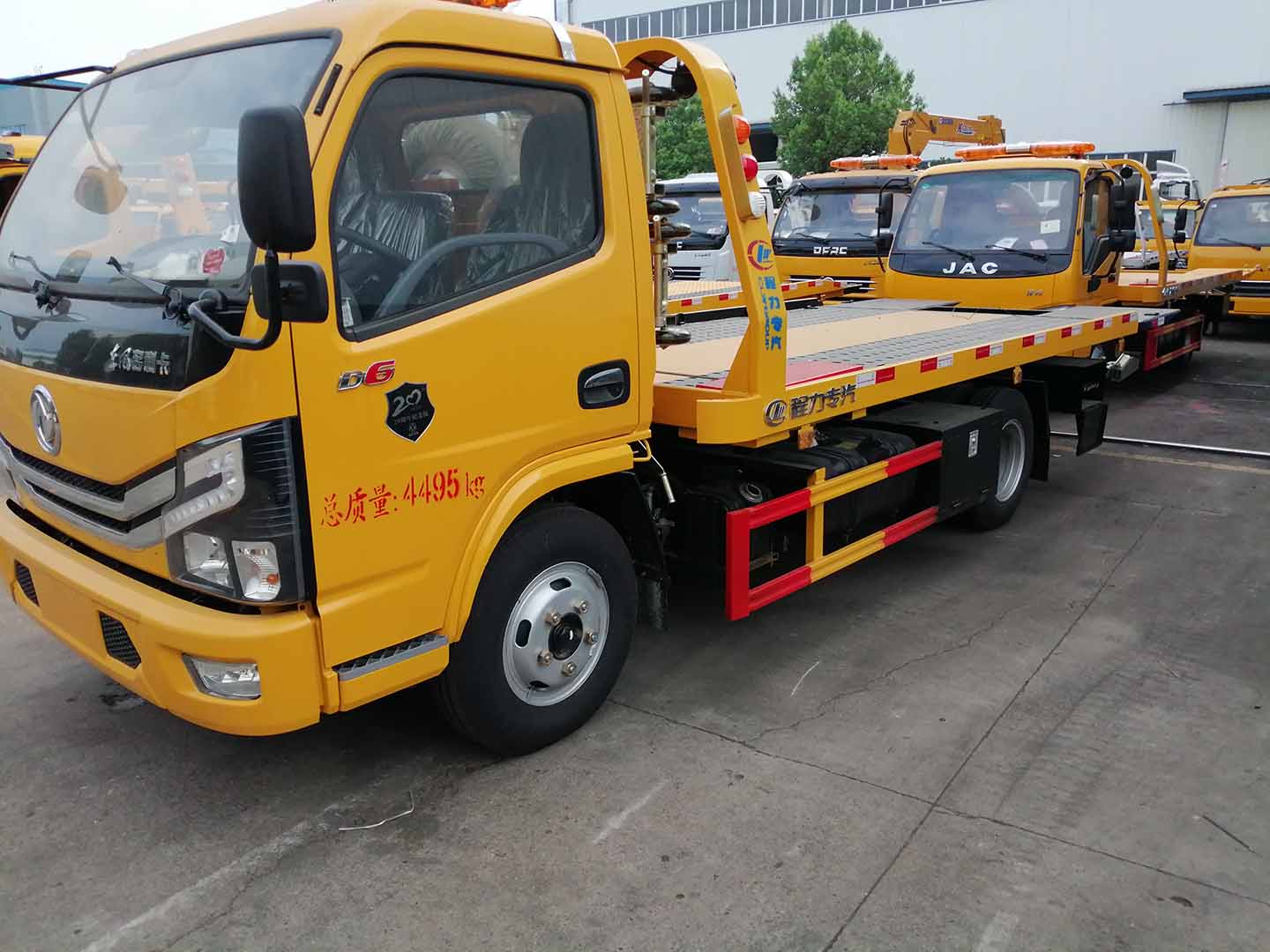 Dongfeng light-duty wrecker truck front view
