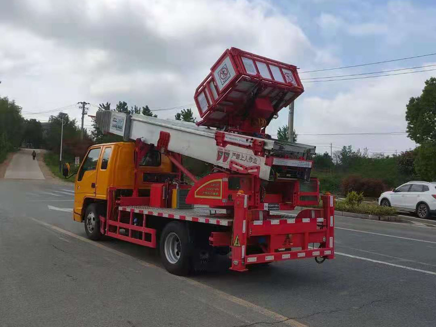 JMC ladder truck hydraulic outriggers