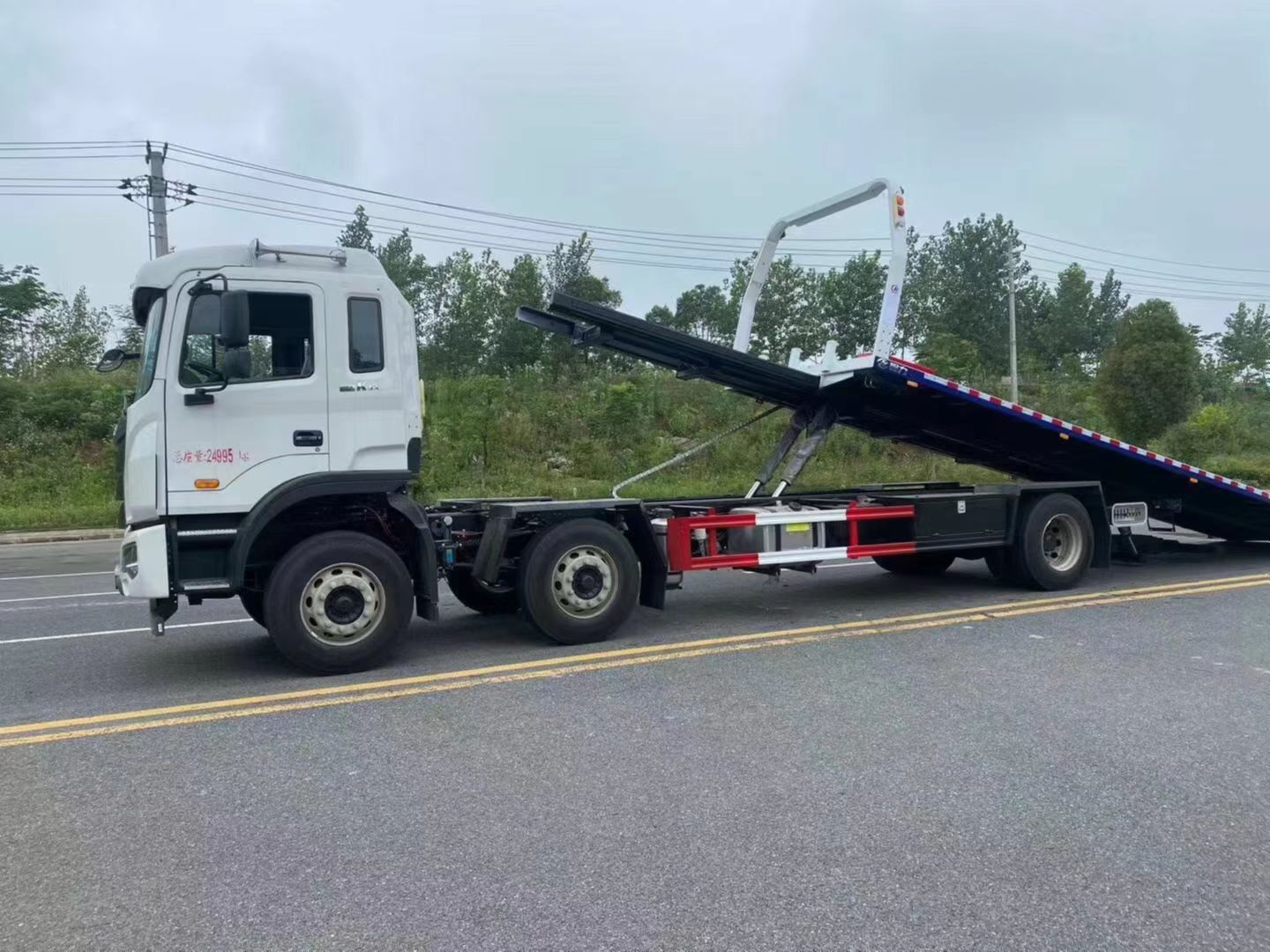 JAC small tri-axle wrecker truck one tow two