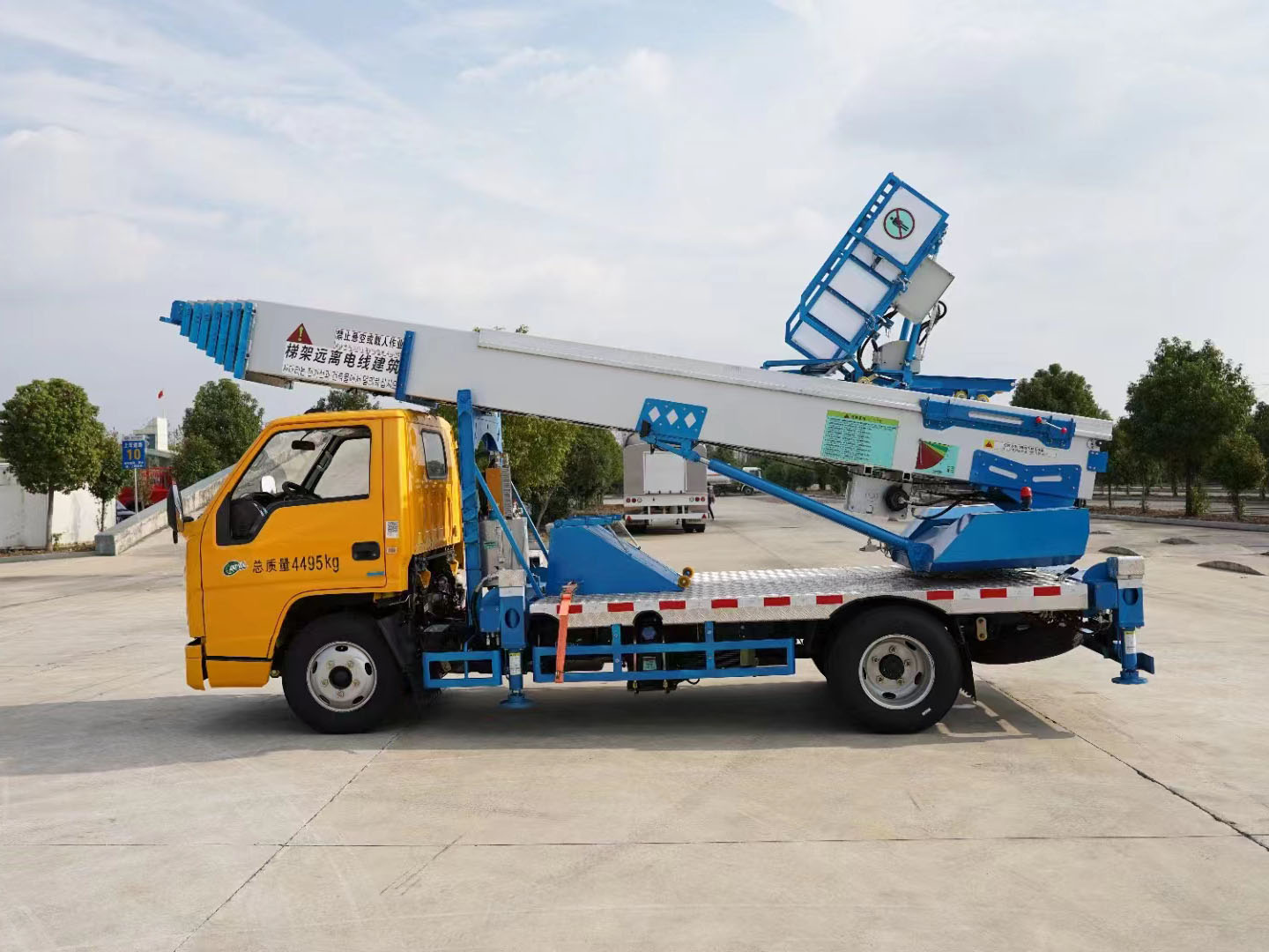 JMC ladder truck hydraulic outriggers