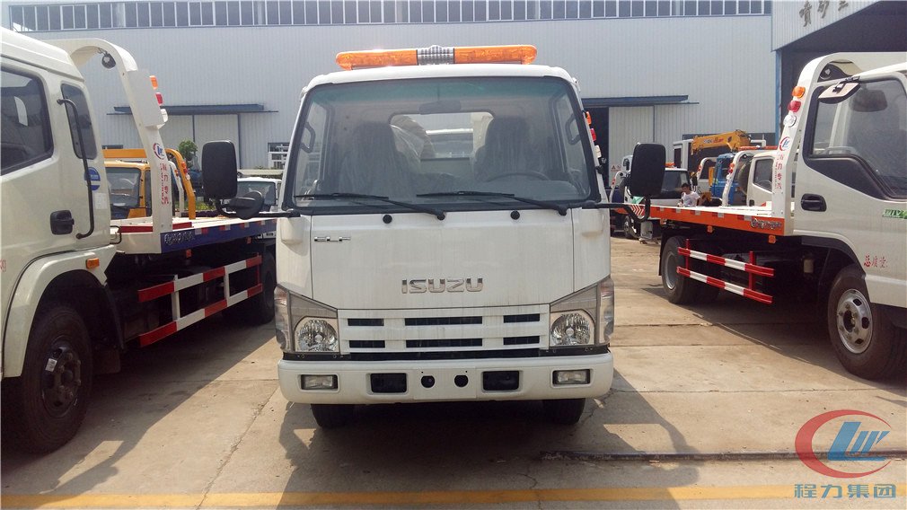Isuzu wrecker truck front view
